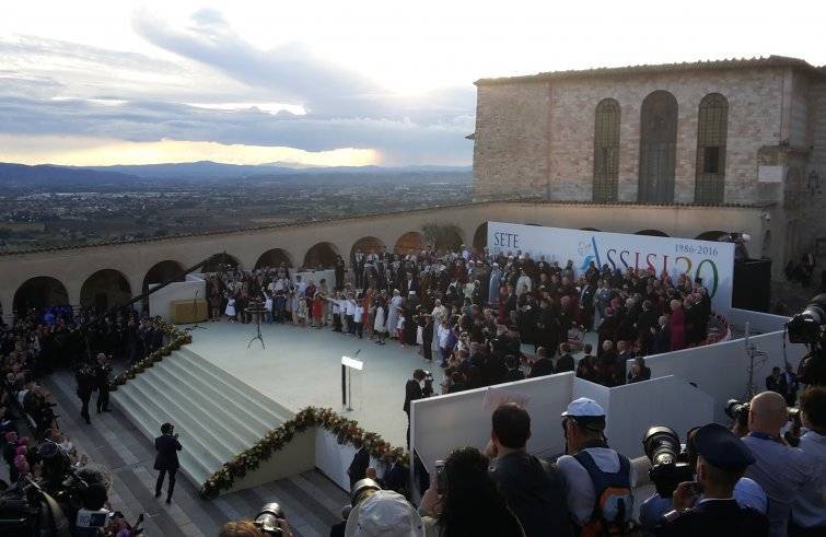 Francesco con i leader religiosi ad Assisi: “Solo la pace è santa, non la guerra!”