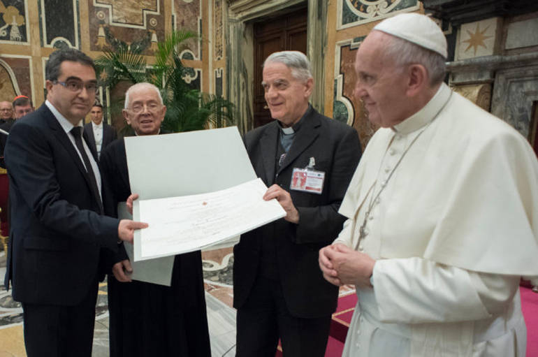 Francesco: “Tutta la Chiesa grata a Benedetto XVI per la sua profondità di pensiero”