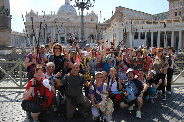 In Piazza San Pietro in nordic walking: le venti persone con disabilità del “Piccolo Girasole” incontrano Papa Francesco