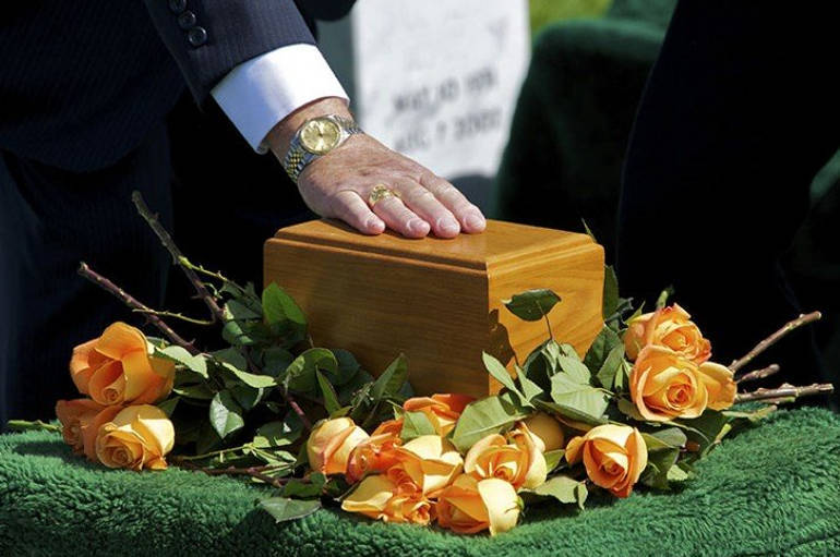 Vaticano: la Chiesa non vieta la cremazione