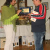 06 la scrittrice Laura Simeoni premia il vincitore della sezione bambini Diego De Noni