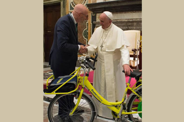 Al Santo Padre in dono una bicicletta ecologica del portalettere