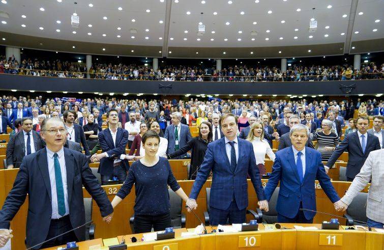 BREXIT: il Parlamento Ue vota a larga maggioranza