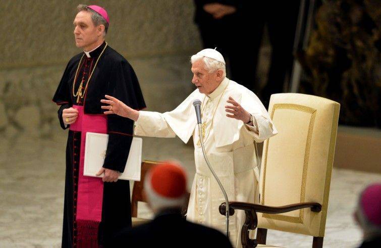 CHIESA: Benedetto XVI prende le distanze dalla paternità del libro su sacerdozio e celibato