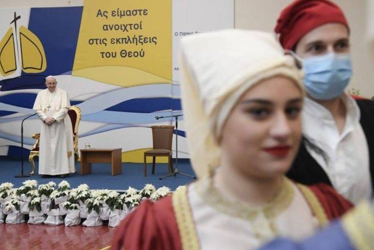 CHIESA: Papa a Cipro e in Grecia: “Fraternità antidoto a muri e fili spinati”