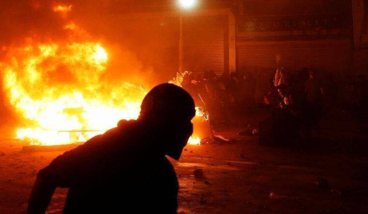 Cile: 10 morti per le proteste. Coprifuoco e carri armati sulle strade