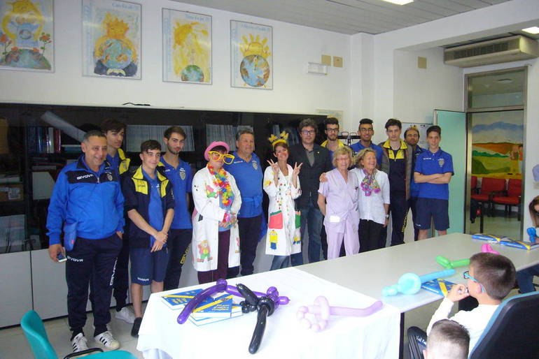 Conegliano: gli juniores del Calcio Conegliano incontrano i bambini della Pediatria