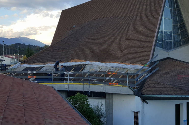 Conegliano. Iniziati i lavori di sistemazione del tetto nella chiesa di Parè