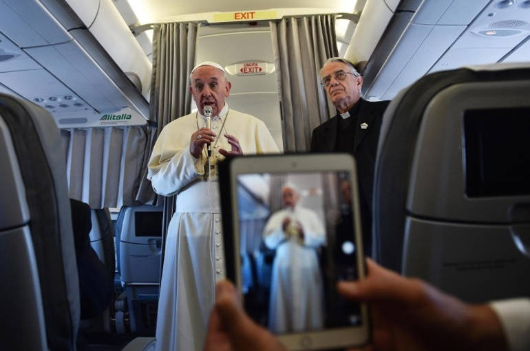 Francesco in aereo: “Unioni civili? Il Papa è per tutti, non si immischia in politica”
