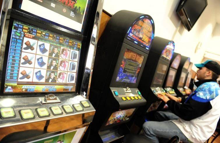 Gioco d’azzardo: accesso solo con tessera sanitaria per impedire gioco a minori