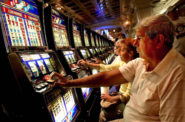 Gioco d'azzardo: quasi un anziano su tre è a rischio