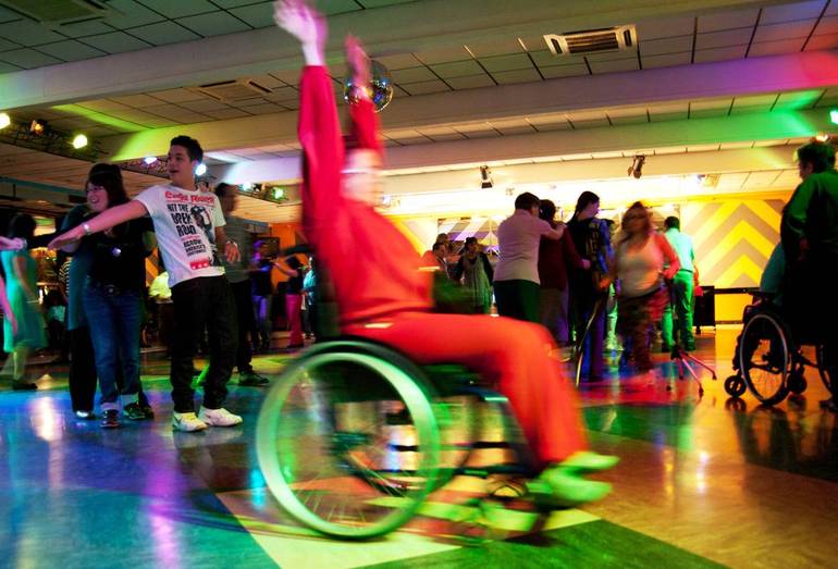 Giovani e persone con disabilità entrano in discoteca per carnevale