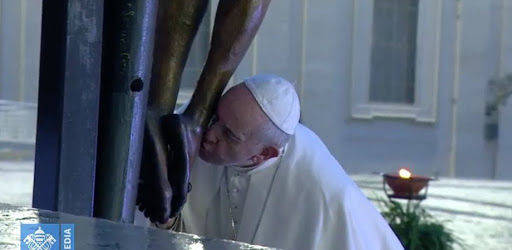 Il Crocifisso bagnato dalle lacrime del Cielo, il Papa solo nella piazza vuota