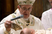 Il Papa battezza 28 bambini: “La prima predica di Gesù fu un pianto”