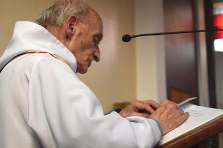 Il Papa celebra la messa per padre Hamel: "E' un martire, e quindi beato"
