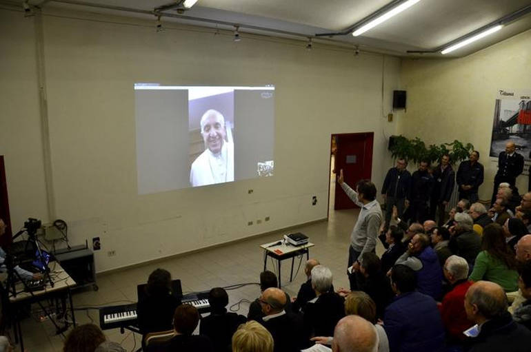 Il Papa festeggia gli 80 anni su Skype con i detenuti di Padova 