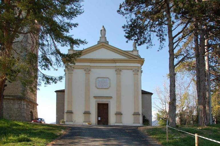 Il Vescovo a Formeniga inaugura la chiesa rimessa a nuovo