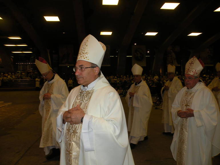 Il vescovo Pizziolo abbraccia i malati