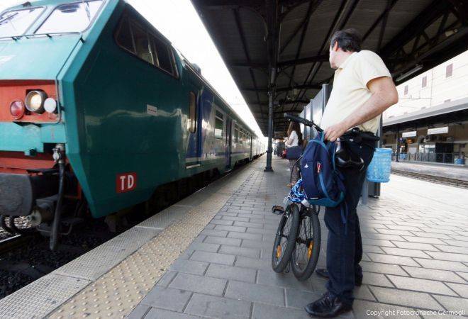 “In treno in bici”: sconti fino a 150 euro sull’abbonamento ferroviario per chi compra una bici pieghevole