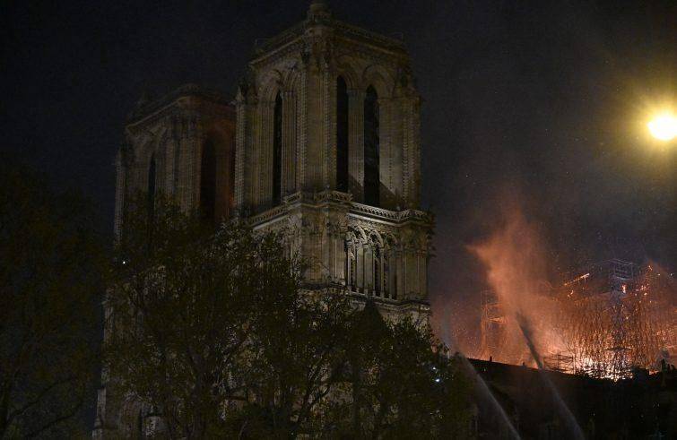 Incendio Notre-Dame: domani alle 18 una messa sarà celebrata nella cattedrale