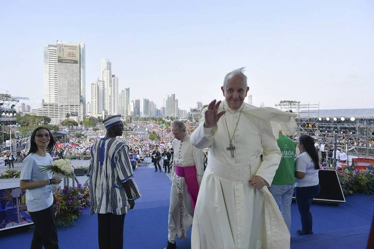 L’abbraccio dei giovani della Gmg a Papa Francesco. “Il nostro è un sogno di unità e di pace per questa terra”