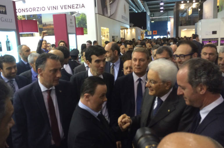 L'Aipd al Vinital: Stefano dona una bottiglia di vino al presidente Mattarella