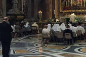 Messa in Vaticano per San Pio X. Mescolato tra i fedeli c'è anche il Papa