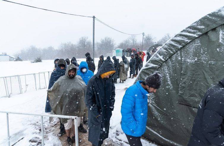 Nel campo di Lipa una tenda-refettorio per i 900 migranti al gelo