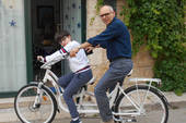 Papa Francesco dona l'hugbike al piccolo Cristiano
