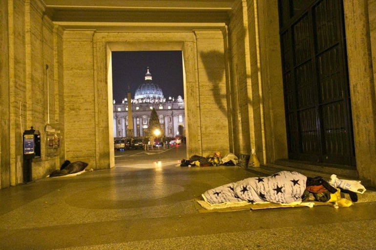 Papa Francesco: maltempo, apertura no-stop di dormitori e auto per senzatetto