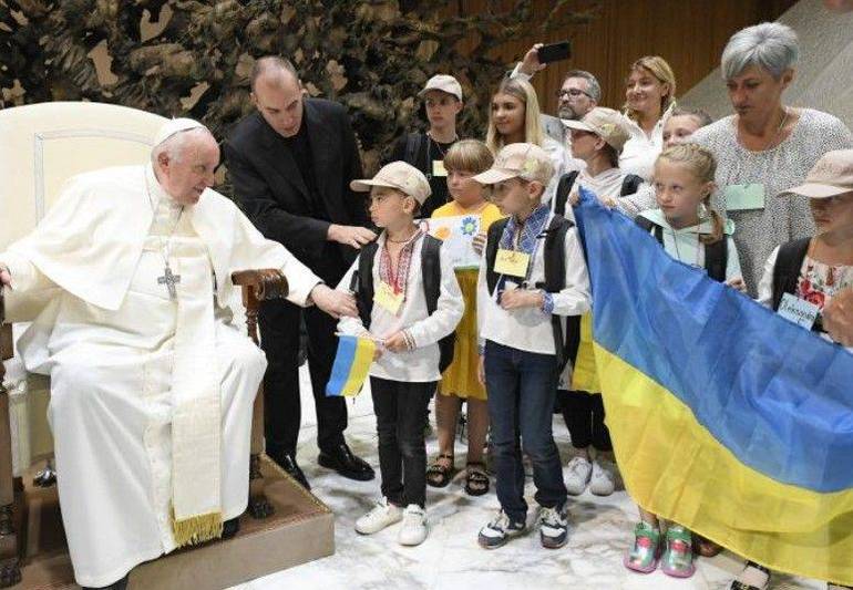 PAPA FRANCESCO: “Pensiamo ai bambini ucraini che non riescono a sorridere”
