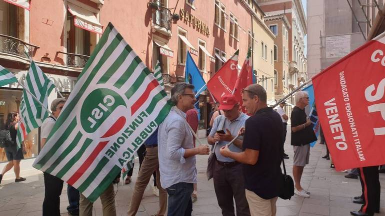 Protesta a Venezia per chiedere la riforma delle Ipab