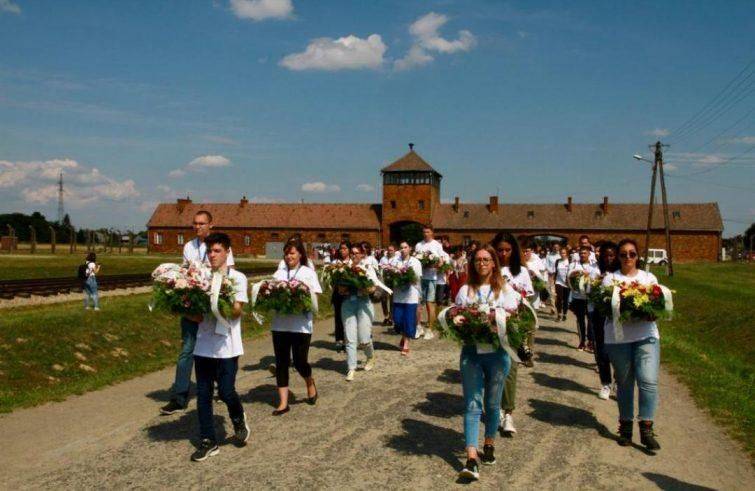 Rom: oggi il ricordo dello sterminio di 4 mila persone in un solo giorno ad Auschwitz