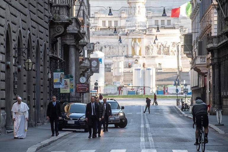 ROMA: papa Francesco in preghiera a Santa Maria Maggiore