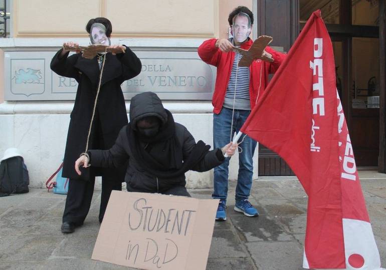 SCUOLA: flasmob degli studenti medi davanti alla Regione