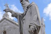 Terremoto. Bassetti: “La statua di San Benedetto ancora in piedi è un segno di speranza” 