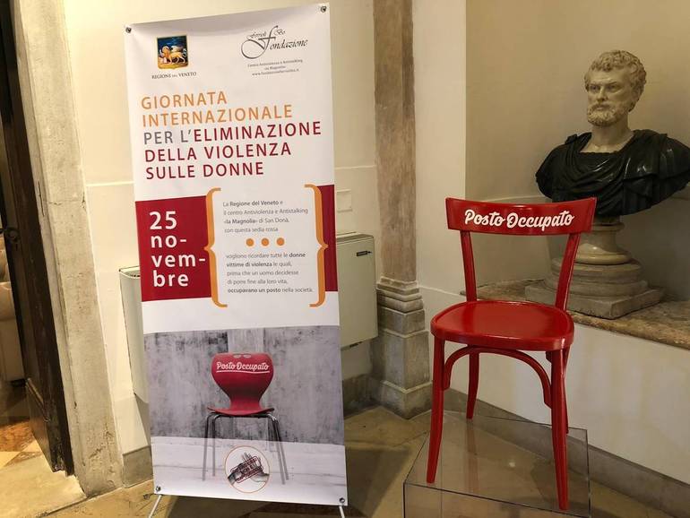 Una sedia rossa vuota in ricordo delle vittime di femminicidio