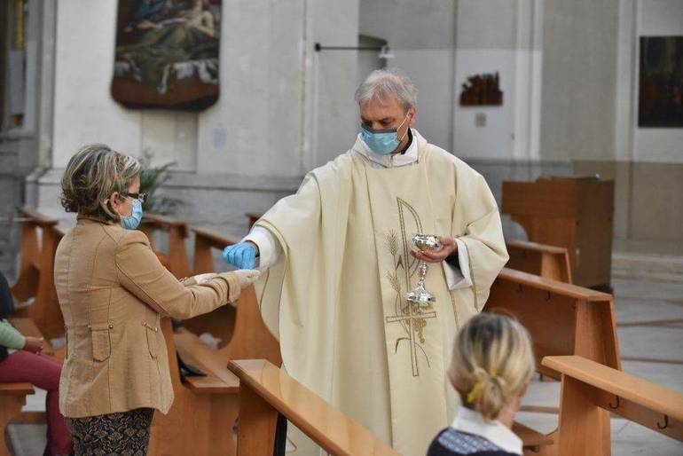 Vaccino ai sacerdoti. Il Cardinale Stella: “Svolgono un servizio socialmente utile”