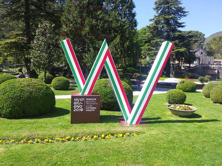 Vittorio Veneto. Centomila alpini celebrano la pace