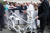 Donata al Papa la "bici dell'abbraccio"