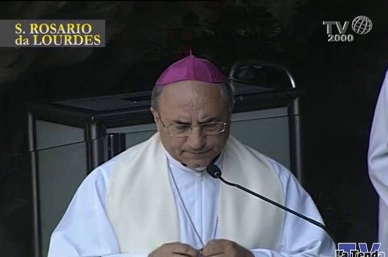Il rosario a Lourdes col vescovo Corrado - Video