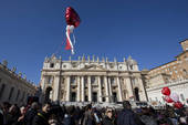Nella festa di San Valentino Papa Francesco spiega a quindicimila coppie di fidanzati in piazza San Pietro come far durare un matrimonio
