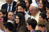Papa Francesco: "Mai un'Azione Cattolica ferma, per favore!"