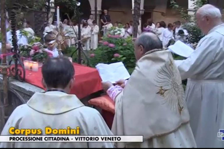 Vittorio Veneto. S. Messa e processione del Corpus Domini col vescovo - Video