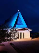 CONEGLIANO: a Parè la chiesa illuminata con i colori dell'Ucraina