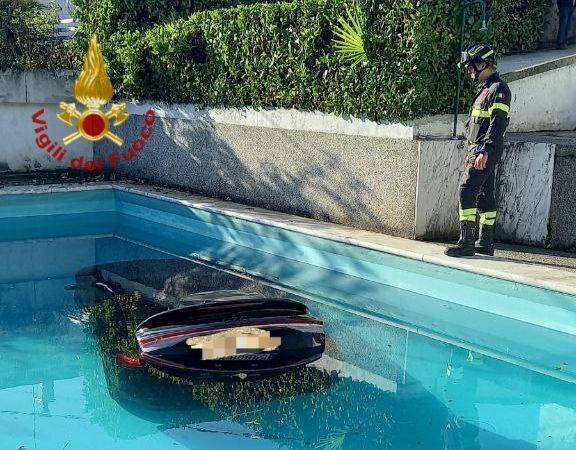 CONEGLIANO: auto in piscina