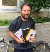 CONEGLIANO: il prof. Vettorello ha consegnato un libro per l'estate ad ognuno dei suoi studenti