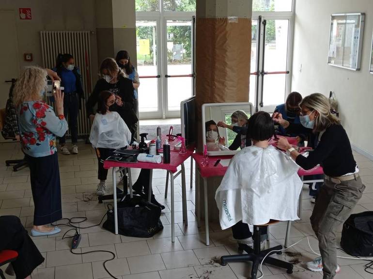 CONEGLIANO: studentesse del Marconi donano i capelli 