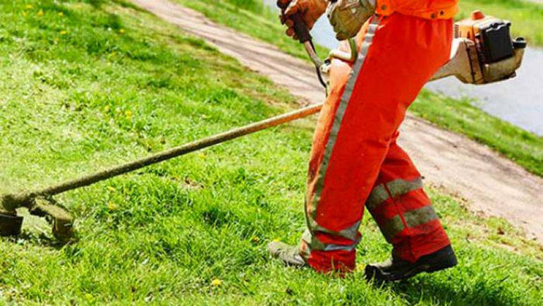 VAZZOLA: volontari sfalciano l'erba