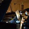 14 Il maestro Andrea Bayou al pianoforte